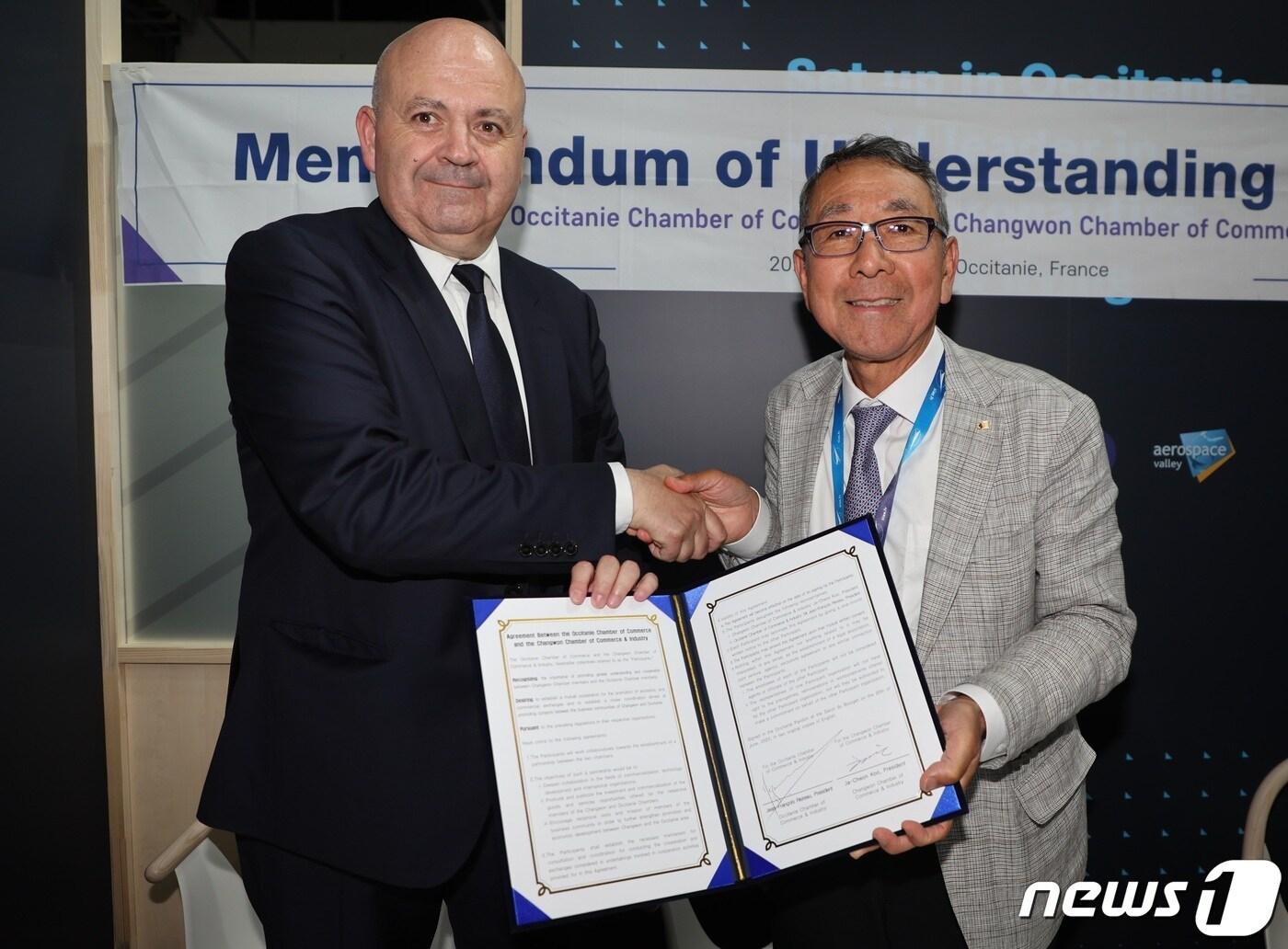 본문 이미지 - 구자천 경남상공회의소협의회장(오른쪽)과 장 프라수아 르조 옥시타니상공회의소 회장이 20일 프랑스 현지에서 양 지역 기업들의 해외진출 지원을 위한 업무협약을 맺고 있다.(경남상의협 제공)
