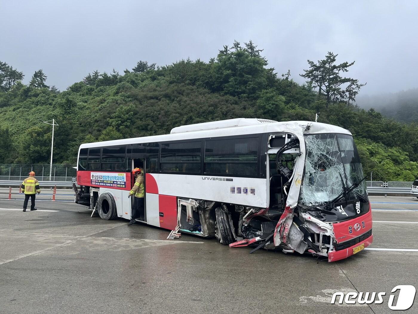 본문 이미지 - 사고가 난 버스.(경남소방본부 제공)