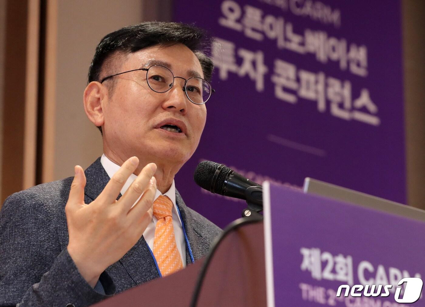 본문 이미지 - 조인호 범부처재생의료기술개발사업단 단장이 21일 오후 서울 강남구 코엑스 3층 E홀에서 열린 '제2회 첨단재생의료산업협회(CARM) 오픈이노베이션 투자 컨퍼런스'에 참석해 환영사를 하고 있다. 2023.6.21/뉴스1 ⓒ News1 김진환 기자