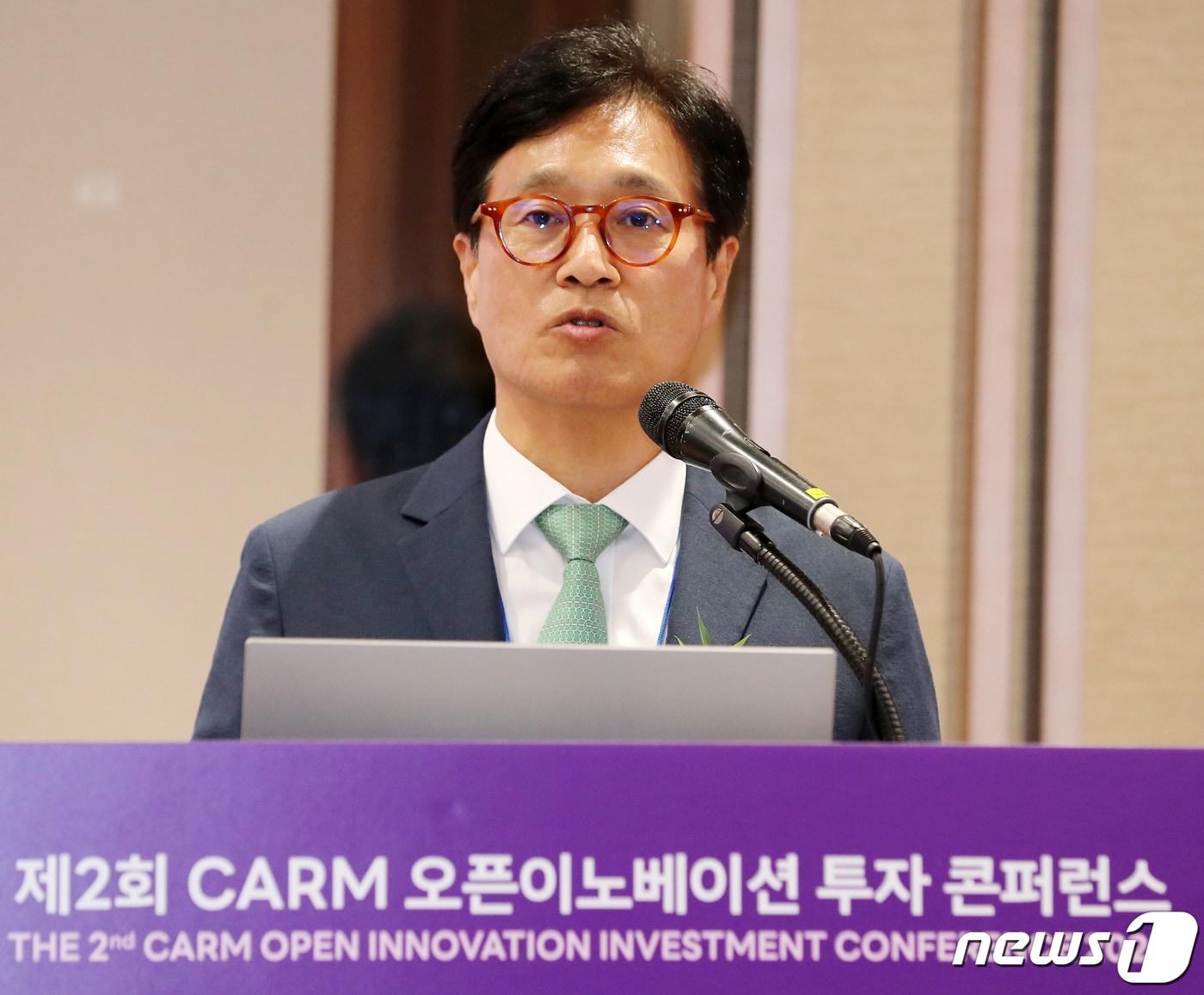 본문 이미지 - 강경선 첨단재생의료산업협회 회장이 21일 오후 서울 강남구 코엑스 3층 E홀에서 열린 '제2회 첨단재생의료산업협회(CARM) 오픈이노베이션 투자 컨퍼런스'에 참석해 개회사를 하고 있다. 2023.6.21/뉴스1 ⓒ News1 김진환 기자