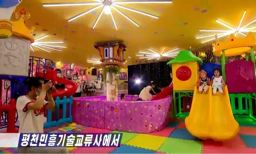 본문 이미지 - 북한에 어린이들을 전문으로 촬영하는 스튜디오가 등장해 눈길을 끈다. (조선중앙TV 갈무리)ⓒ News1