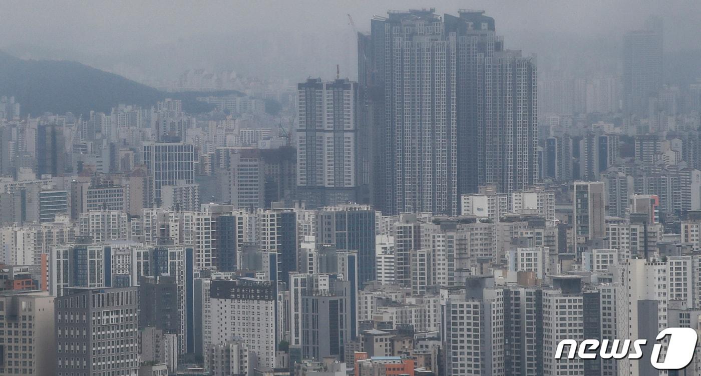 본문 이미지 - 사진은 21일 서울 중구 남산에서 바라본 서울 시내 아파트. 2023.6.21/뉴스1 ⓒ News1 김도우 기자