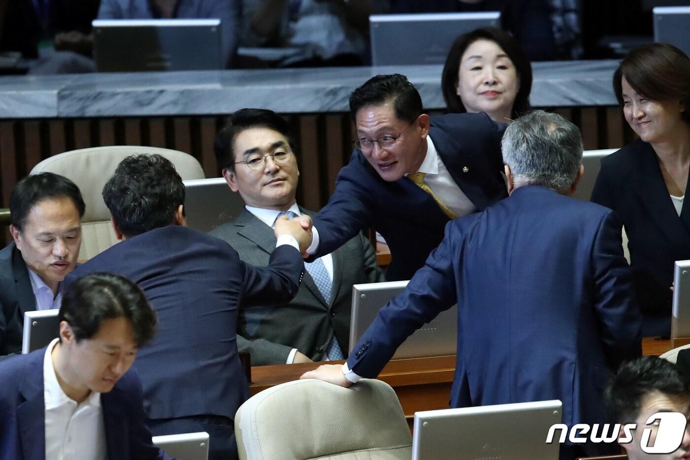 본문 이미지 - 배진교 정의당 원내대표가 21일 오후 서울 여의도 국회에서 열린 제407회국회(임시회) 제6차 본회의 국정에 관한 비교섭단체 대표연설을 마치고 의원들과 악수하고 있다. 2023.6.21/뉴스1 ⓒ News1 황기선 기자
