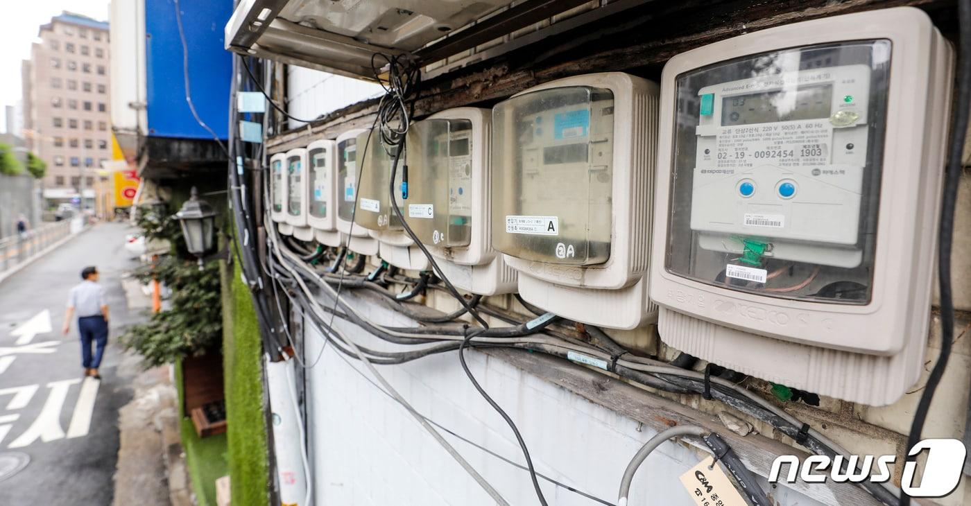 서울 시내 상가밀집지역 외벽에 전력량계량기가 설치돼 있다. 2023.6.21/뉴스1 ⓒ News1 김도우 기자