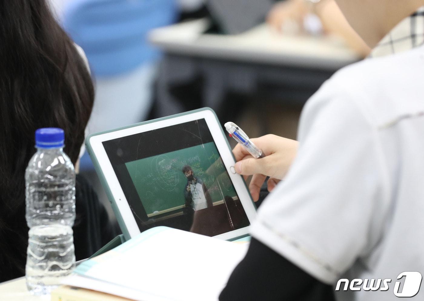 본문 이미지 - 자습하는 고3 수험생. /뉴스1 ⓒ News1 김영운 기자