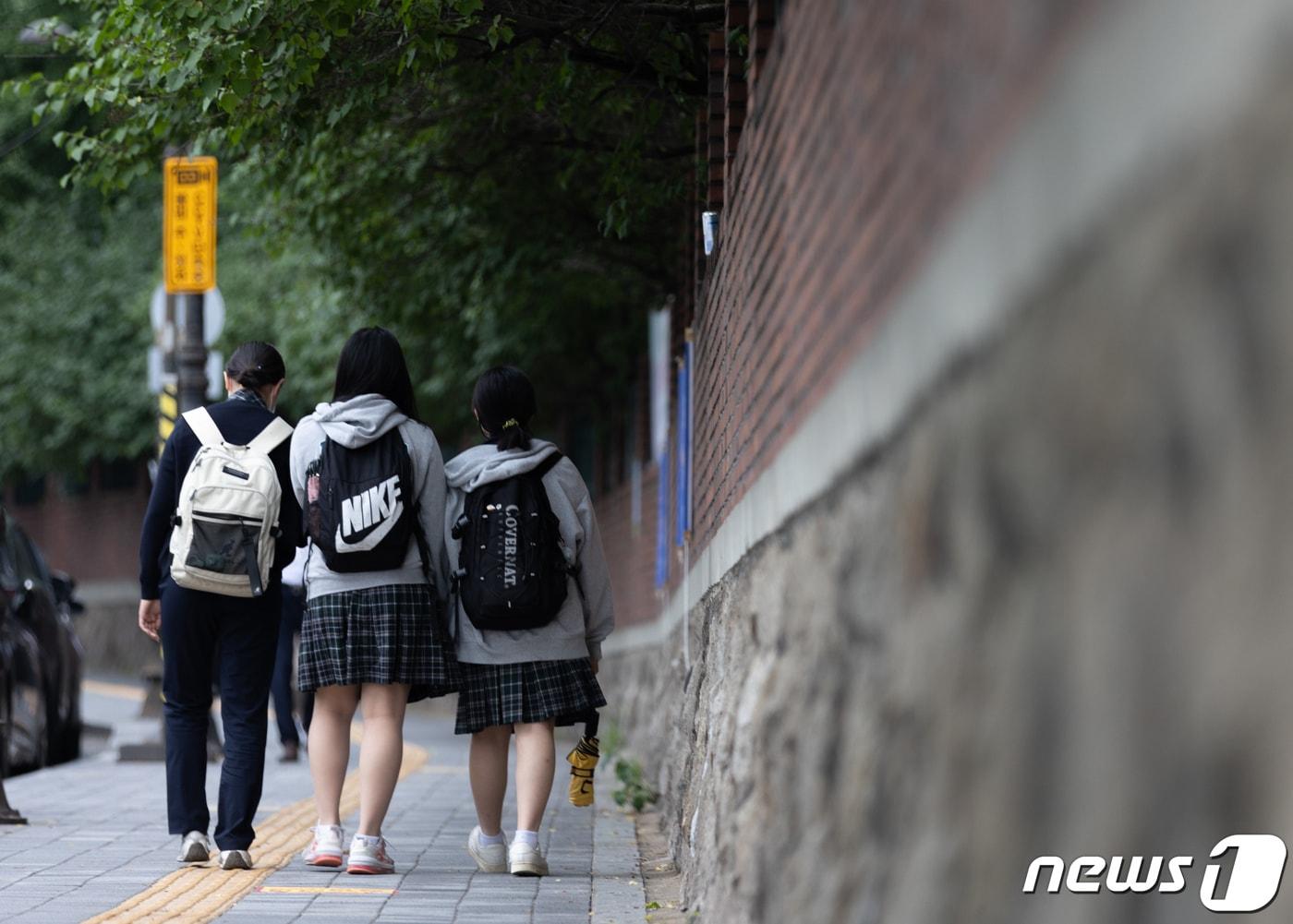 본문 이미지 - 하교하는 고등학생. (사진은 기사 내용과 무관함) /뉴스1 ⓒ News1 이재명 기자