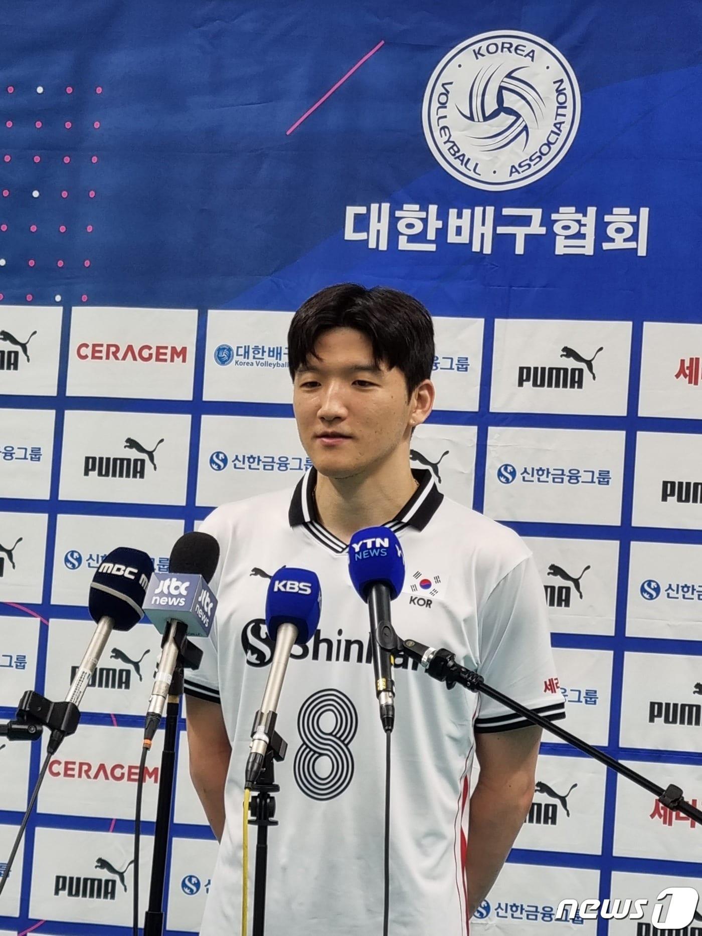 본문 이미지 - 남자배구 대표팀의 정지석(28·대한항공)이 21일 충북 진천선수촌에서 진행된 공개 훈련에 앞서 취재진과 인터뷰하고 있다. (대한민국배구협회 제공)