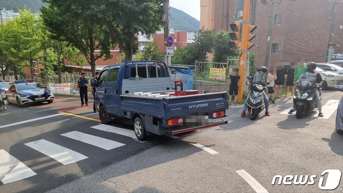 본문 이미지 - 부산 북구 백산초 앞 도로에서 퇴근하던 교사가 좌회전하던 차량에 치여 혼수상태에 빠졌다. 사진은 사고 차량.(부산 북부서 제공)