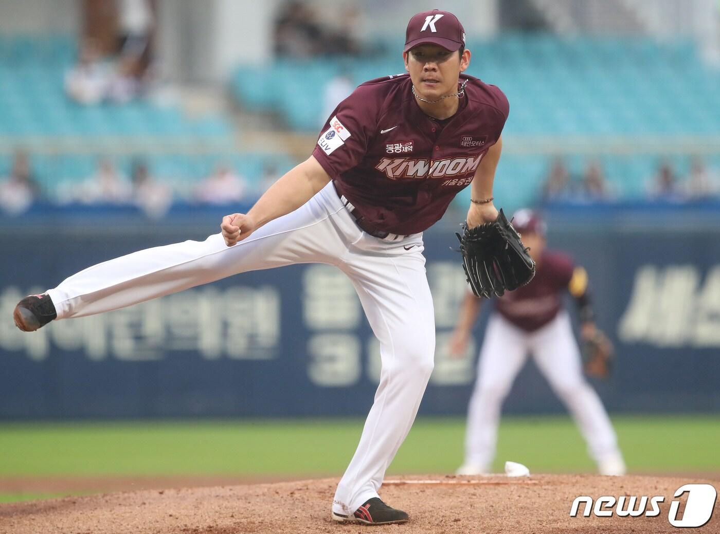 본문 이미지 - 21일 오후 대구 삼성라이온즈파크에서 열린 프로야구 '신한은행 SOL 2023 KBO리그' 키움 히어로즈와 삼성 라이온즈의 경기, 1회말 키움 선발 정찬헌이 역투하고 있다. 2023.6.21/뉴스1 ⓒ News1 공정식 기자