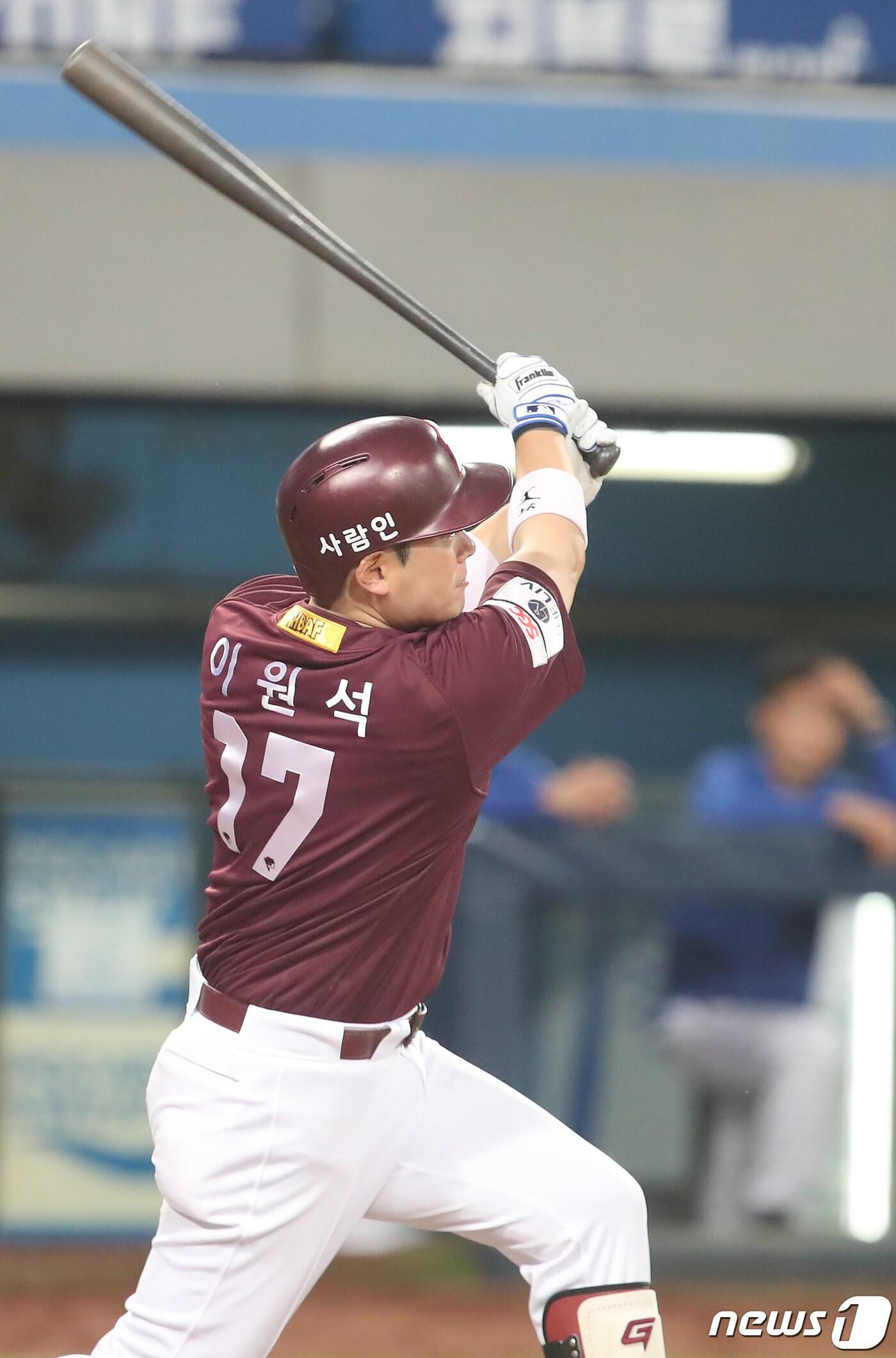 본문 이미지 - 21일 오후 대구 삼성라이온즈파크에서 열린 프로야구 '신한은행 SOL 2023 KBO리그' 키움 히어로즈와 삼성 라이온즈의 경기, 6회초 2사 주자 없는 상황 키움 4번타자 이원석이 안타를 치고 있다. 2023.6.21/뉴스1 ⓒ News1 공정식 기자