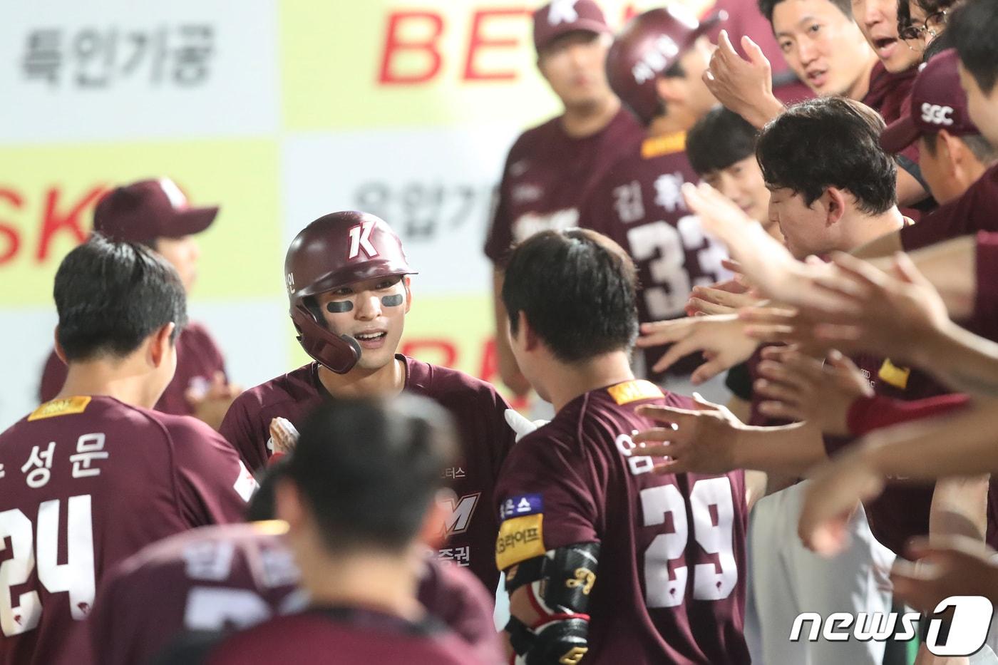 21일 오후 대구 삼성라이온즈파크에서 열린 프로야구 '신한은행 SOL 2023 KBO리그' 키움 히어로즈와 삼성 라이온즈의 경기에서 이정후가 득점에 성공한 뒤 동료들의 축하를 받고 있다. 2023.6.21/뉴스1 ⓒ News1 공정식 기자