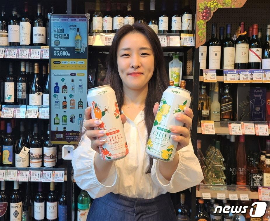 본문 이미지 - 서울 성동구에 위치한 이마트24 매장에서 모델이 '칠 하이볼' 상품 2종을 선보이고 있다.(이마트24 제공)