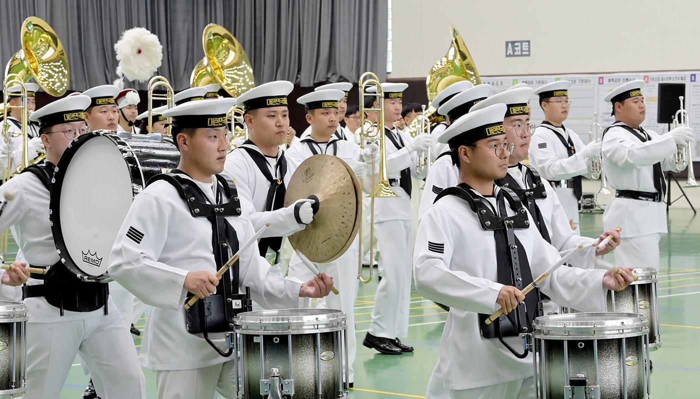 2023 캐나다 왕립 노바스코샤 국제군악제(RNSIT)에 참가하는 대한민국 해군 군악대가 지난 15일 충남 계룡대 체육관에서 공연 연습을 하고 있다. (해군 제공)