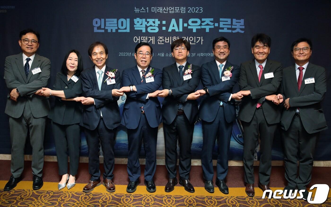 22일 서울 중구 소공동 롯데호텔 사파이어볼룸에서 '인류의 확장: AI·우주·로봇 어떻게 준비할 것인가'를 주제로 열린 2023 뉴스1 미래산업포럼에서 김기성 뉴스1 전무(왼쪽부터)와 박정용 뉴스1 부사장, 이광형 카이스트 총장, 박성중 국회 과학기술정보방송통신위원회 국민의힘 간사, 주영창 과학기술정보통신부 과학기술혁신본부장, 이영규 현대자동차 부사장, 채원배 뉴스1 편집국장이 기념 촬영을 하고 있다. 뉴스1이 개최한 이날 포럼은 AI와 우주, 로봇 등 다양한 미래 산업 전문가들이 앞으로의 기술 발전 방향성과 새로운 생태계에 대해 설명하고 혁신의 방향 제시 등 미래를 준비하기 위해 마련됐다. 2023.6.22/뉴스1 ⓒ News1 박정호 기자
