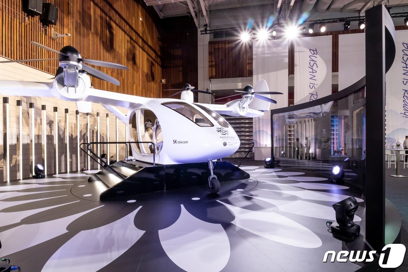 SK텔레콤은 국제박람회기구(BIE) 총회를 맞아 열린 ‘2030부산세계박람회 공식 리셉션’에서 대한민국의 UAM 기술과 부산엑스포가 가져올 모빌리티 미래상을 제시했다고 22일 밝혔다. (2030부산세계박람회 유치위원회 제공) 2023.6.22/뉴스1