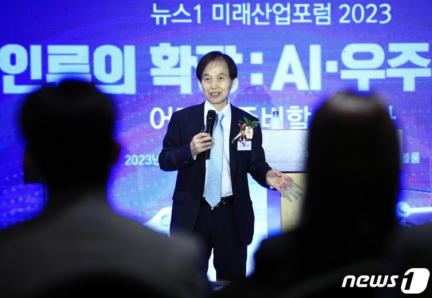 본문 이미지 - 이광형 카이스트 총장이 22일 서울 중구 소공동 롯데호텔 사파이어볼룸에서 '인류의 확장: AI·우주·로봇 어떻게 준비할 것인가'를 주제로 열린 2023 뉴스1 미래산업포럼에서 기조연설을 하고 있다. 뉴스1이 개최한 이날 포럼은 AI와 우주, 로봇 등 다양한 미래 산업 전문가들이 앞으로의 기술 발전 방향성과 새로운 생태계에 대해 설명하고 혁신의 방향 제시 등 미래를 준비하기 위해 마련됐다. 2023.6.22/뉴스1 ⓒ News1 박정호 기자