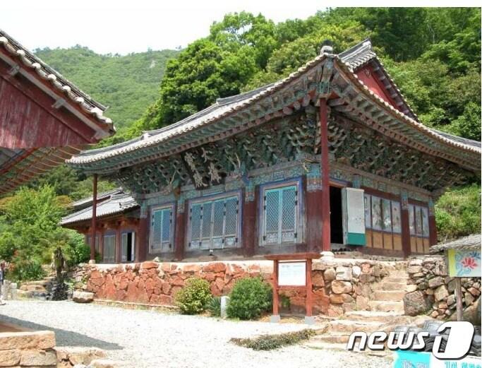 본문 이미지 -  백련사 대웅보전. (문화재청 제공)