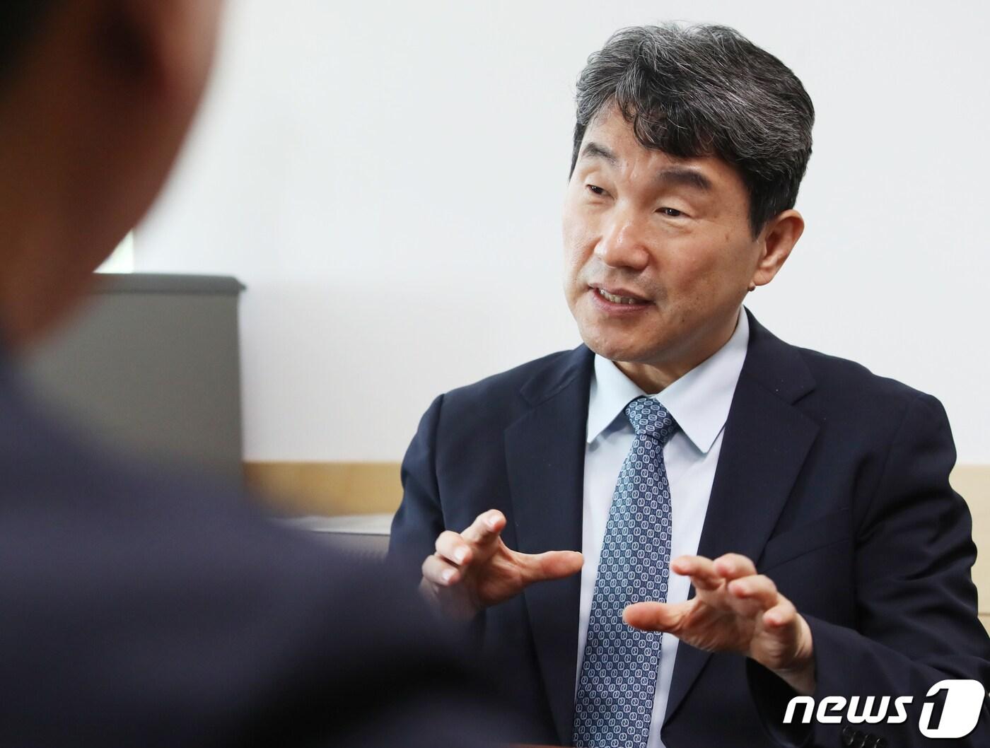 본문 이미지 - 이주호 사회부총리 겸 교육부 장관이 22일 제주 서귀포시 표선고등학교 교장실에서 차담회를 하고 있다. 2023.6.22/뉴스1 ⓒ News1 오현지 기자