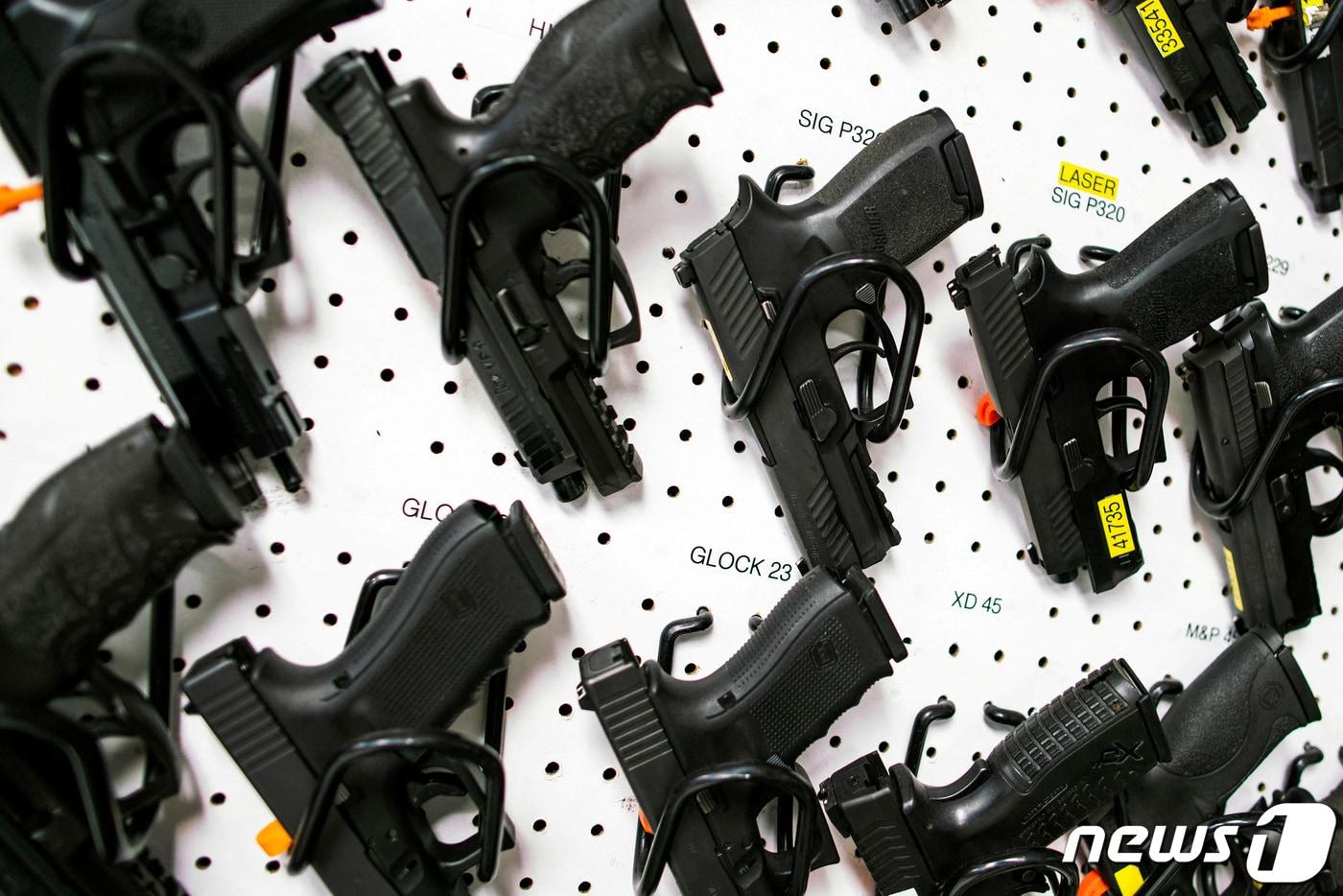 미국 뉴저지주(州) 레이크우드타운십의 한 사격장에 전시된 권총의 모습. 2020.3.19. ⓒ 로이터=뉴스1 ⓒ News1 김성식 기자