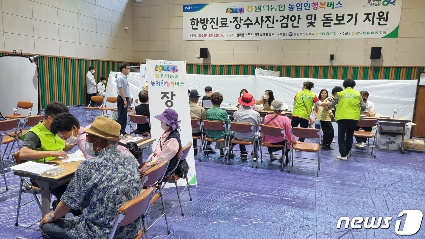 본문 이미지 - 찾아가는 복지사업 ‘농업인 행복버스’.(농협 삼척시지부 제공) 2023.6.22/뉴스1