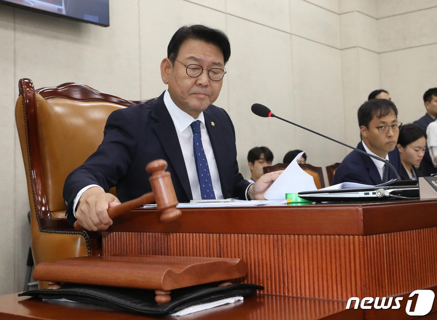 본문 이미지 - 김교흥 국회 행정안전위원회 위원장이 22일 오전 서울 여의도 국회에서 열린 행정안전위원회 전체회의에서 의사봉을 두드리고 있다. 2023.6.22/뉴스1 ⓒ News1 송원영 기자