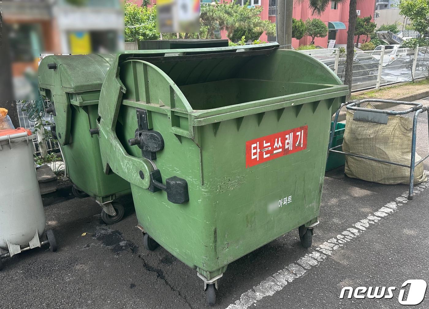본문 이미지 - 22일 영아 사체가 발견된 울산의 한 아파트 단지 내 쓰레기통. 울산 남부경찰서는 이날 오전 3시20분께 남구의 한 아파트 단지 내 분리수거장 쓰레기통 안에서 남자 영아의 사체가 발견됐다는 환경미화원의 신고를 접수하고 용의자를 추적 중이다. 2023.6.22/뉴스1 ⓒ News1 조민주 기자