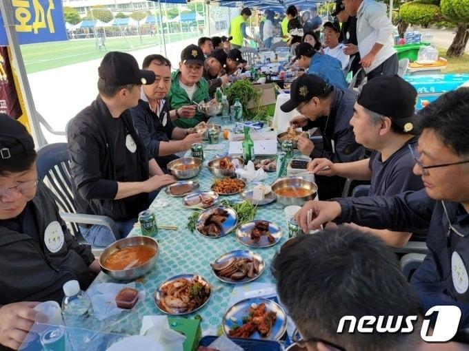 본문 이미지 - 다회용기를 사용한 행사장 (김해시 제공)