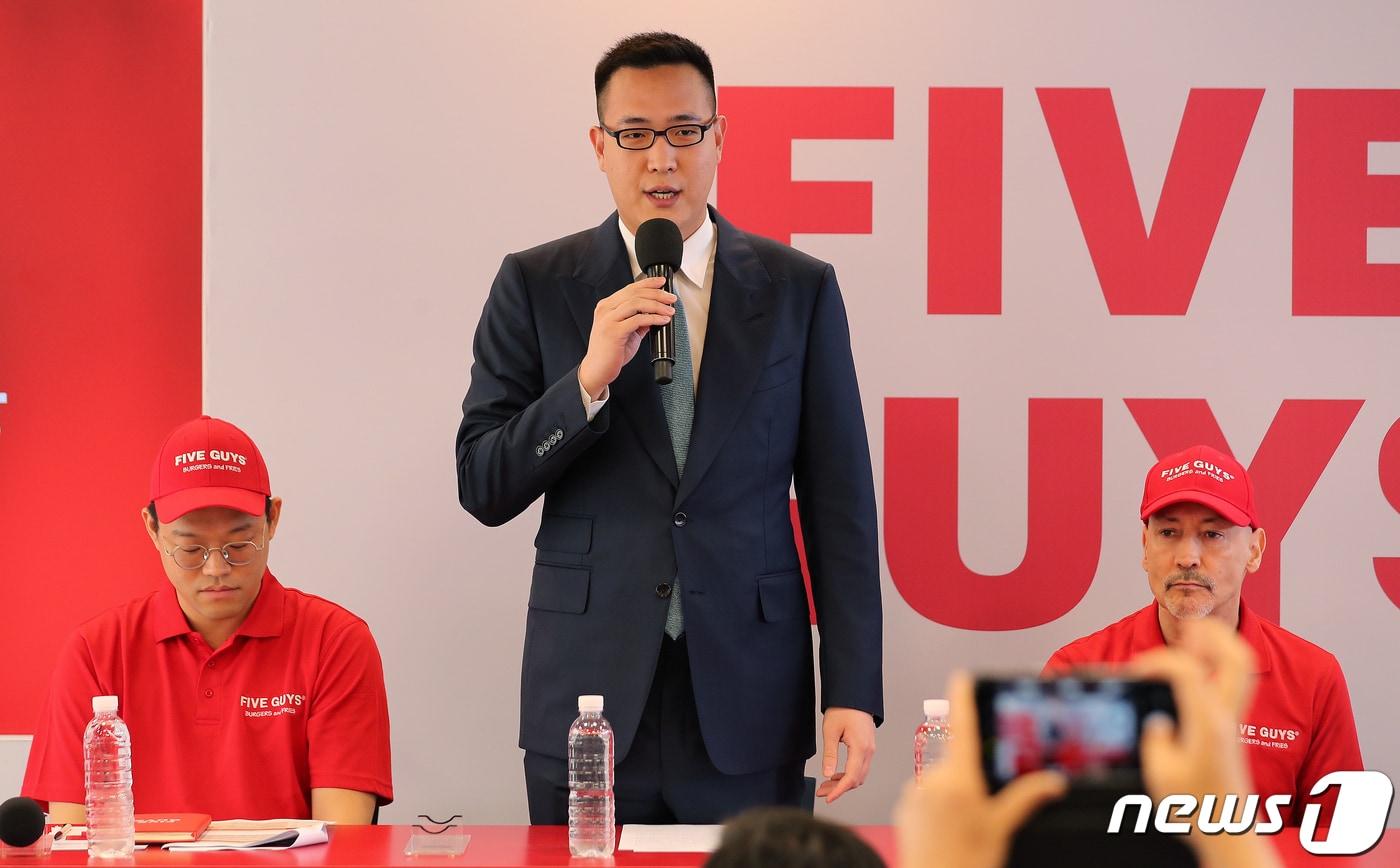 김동선 한화갤러리아 전략본부장이 22일 서울 서초구 강남대로 '파이브가이즈 강남'에서 열린 브랜드 설명회에서 인사말을 하고 있다. 2023.6.22/뉴스1 ⓒ News1 김진환 기자