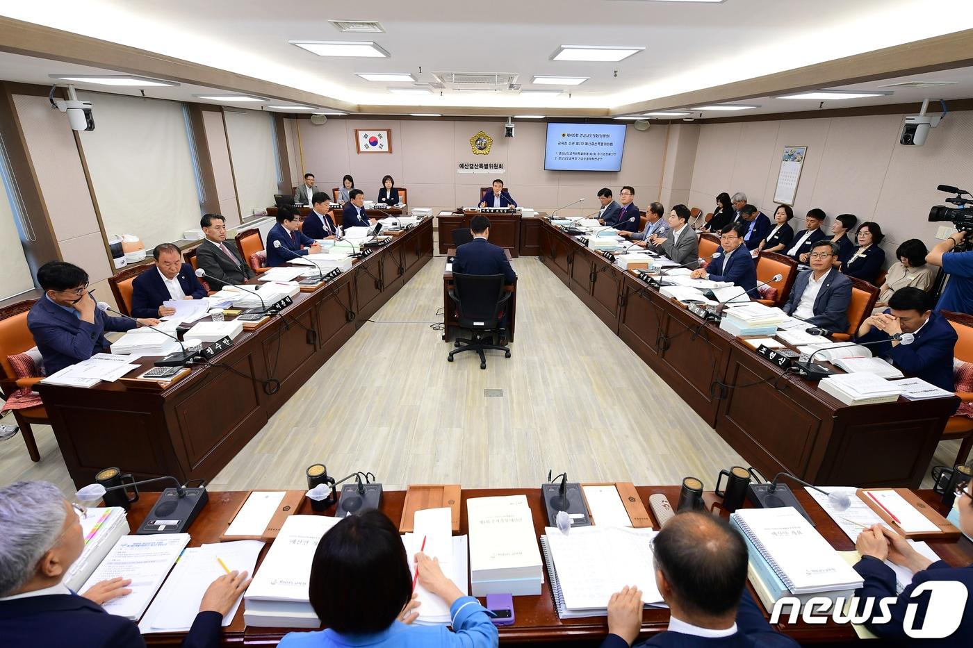 본문 이미지 - 경남도의회 교육청 소관 예산결산특별위원회가 열리고 있다.(경남도의회 제공)