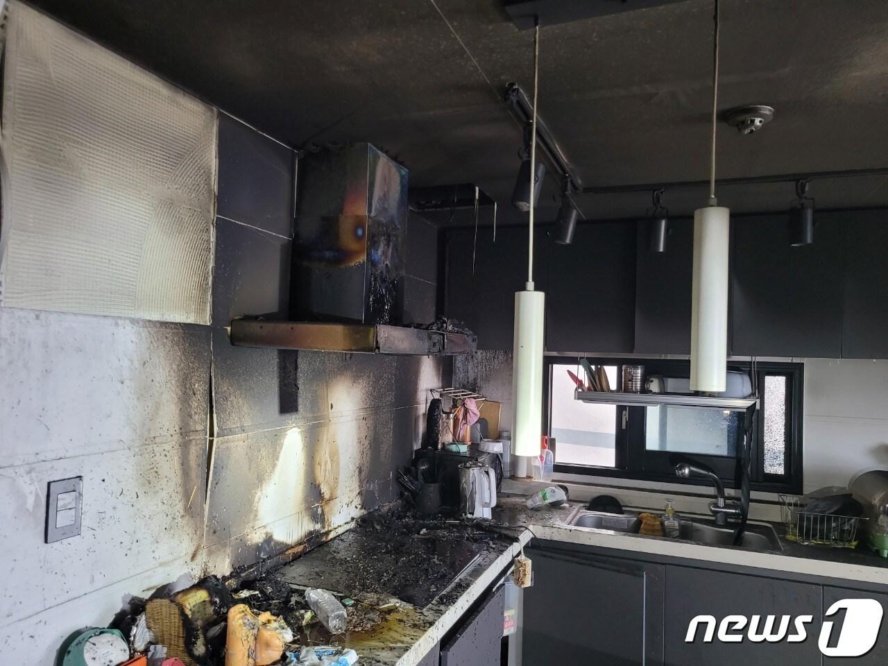 본문 이미지 - 지난 21일 오피스텔 화재 현장.(서귀포소방서 제공)