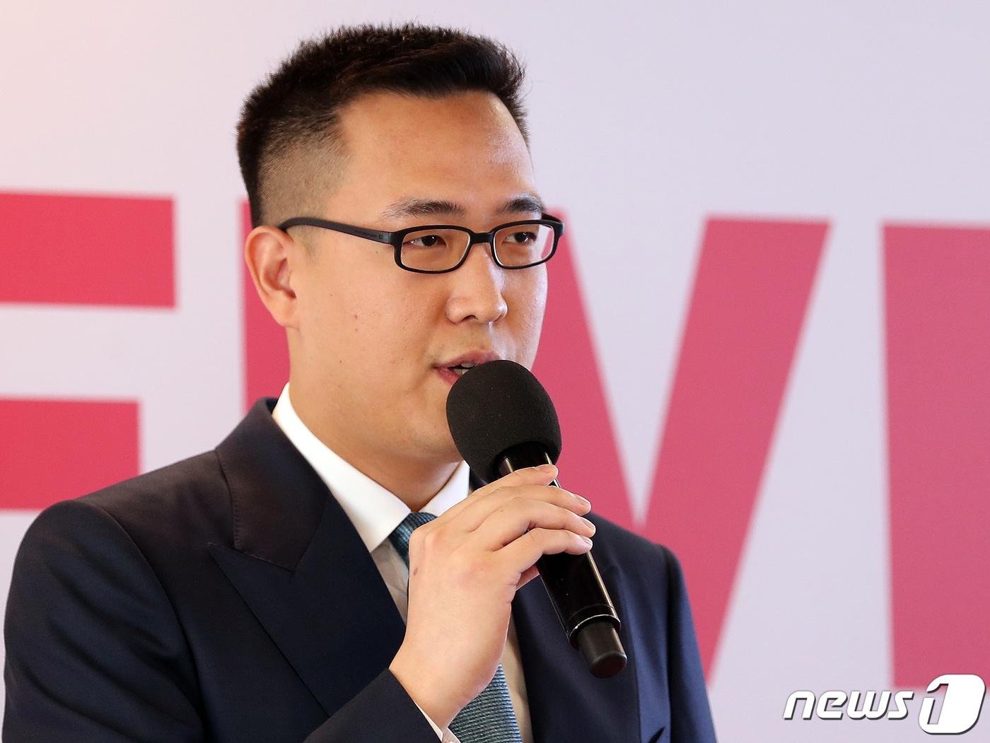 본문 이미지 - 김동선 한화갤러리아 전략본부장이 22일 서울 서초구 강남대로 '파이브가이즈 강남' 간담회에서 인사말을 하고 있다. 2023.6.22/뉴스1 ⓒ News1 김진환 기자
