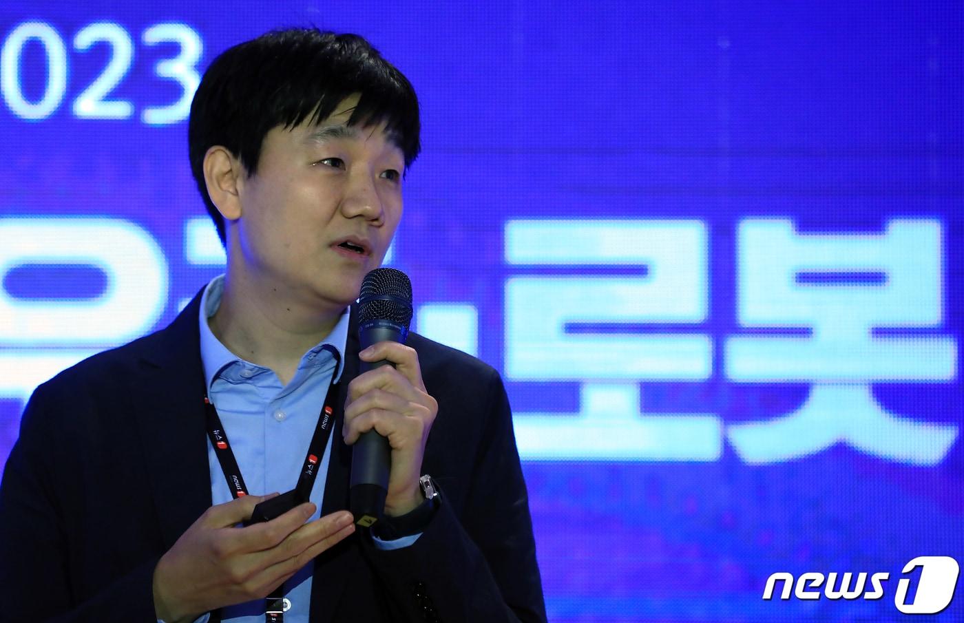 백승민 LG전자 로봇선행연구소 연구소장이 22일 서울 중구 소공동 롯데호텔 사파이어볼룸에서 '인류의 확장: AI·우주·로봇 어떻게 준비할 것인가'를 주제로 열린 2023 뉴스1 미래산업포럼에서 세션3 발표를 하고 있다.  2023.6.22/뉴스1 ⓒ News1 박정호 기자