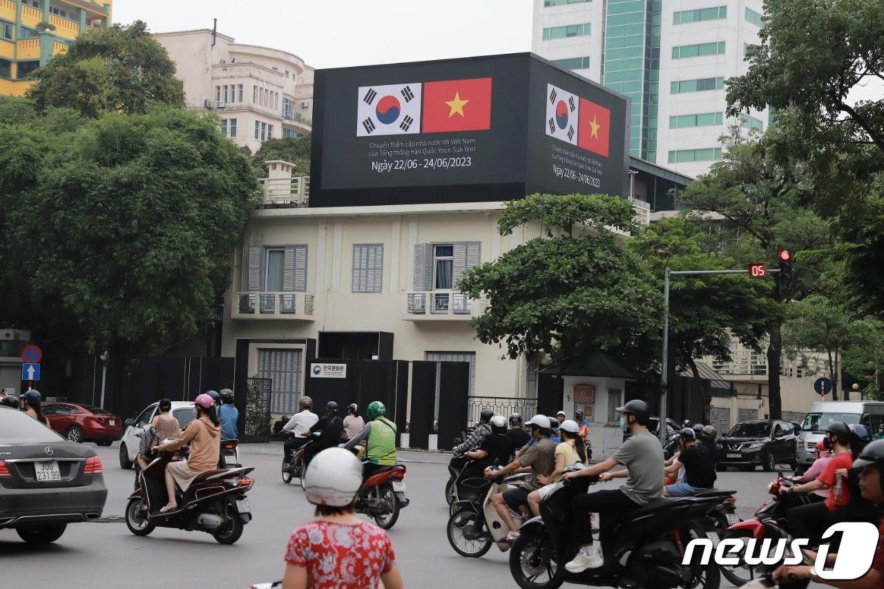 본문 이미지 - 윤석열 대통령이 22일 베트남을 국빈 방문한 가운데 대통령실은 하노이 시내에 '‘교류·협력을 통해 같이 발전하는 동반자’란 주제의 광고 영상을 상영 중이라고 밝혔다. (대통령실 제공) 2023.6.22/뉴스1 ⓒ News1 안은나 기자