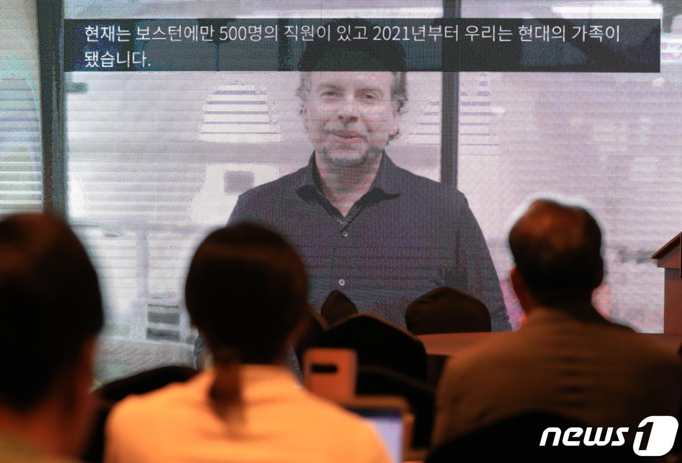 본문 이미지 - 마크 시어먼 보스턴다이내믹스 최고전략책임자가 22일 서울 중구 소공동 롯데호텔 사파이어볼룸에서 '인류의 확장: AI·우주·로봇 어떻게 준비할 것인가'를 주제로 열린 2023 뉴스1 미래산업포럼에서 영상으로 세션3 발표를 하고 있다. 뉴스1이 개최한 이날 포럼은 AI와 우주, 로봇 등 다양한 미래 산업 전문가들이 앞으로의 기술 발전 방향성과 새로운 생태계에 대해 설명하고 혁신의 방향 제시 등 미래를 준비하기 위해 마련됐다. 2023.6.22/뉴스1 ⓒ News1 박정호 기자