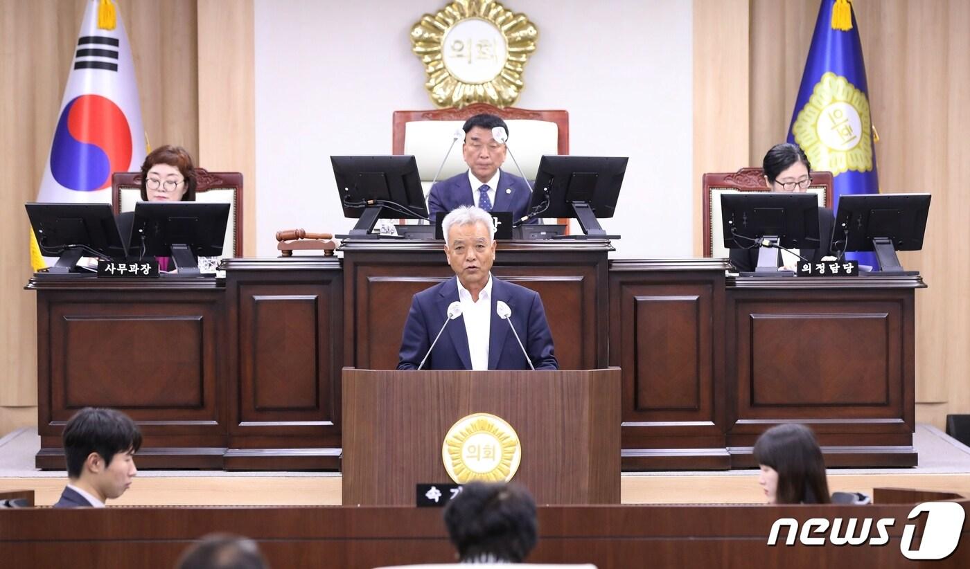 본문 이미지 -  김창호 의령군의원이 하수도 사용 조례 일부개정 조례안을 대표 발의하고 있다.(의령군의회 제공)