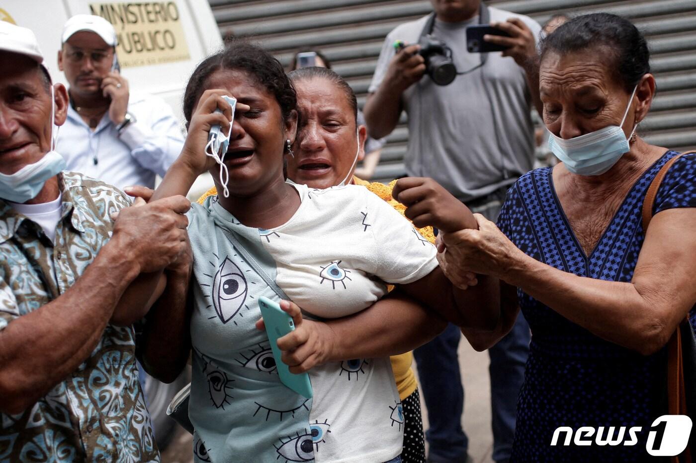 중미 온두라스 여성 교도소에서 발생한 폭동으로 가족을 잃은 여성이 21일(현지시간) 수도 테구시갈파의 공공 영안소 앞에서 오열하고 있다. 2023.6.21. ⓒ 로이터=뉴스1 ⓒ News1 김성식 기자