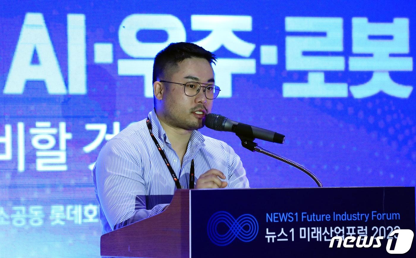 최진 모빈 대표가 22일 서울 중구 소공동 롯데호텔 사파이어볼룸에서 '인류의 확장: AI·우주·로봇 어떻게 준비할 것인가'를 주제로 열린 2023 뉴스1 미래산업포럼에서 세션3 발표를 하고 있다. 뉴스1이 개최한 이날 포럼은 AI와 우주, 로봇 등 다양한 미래 산업 전문가들이 앞으로의 기술 발전 방향성과 새로운 생태계에 대해 설명하고 혁신의 방향 제시 등 미래를 준비하기 위해 마련됐다. 2023.6.22/뉴스1 ⓒ News1 박정호 기자