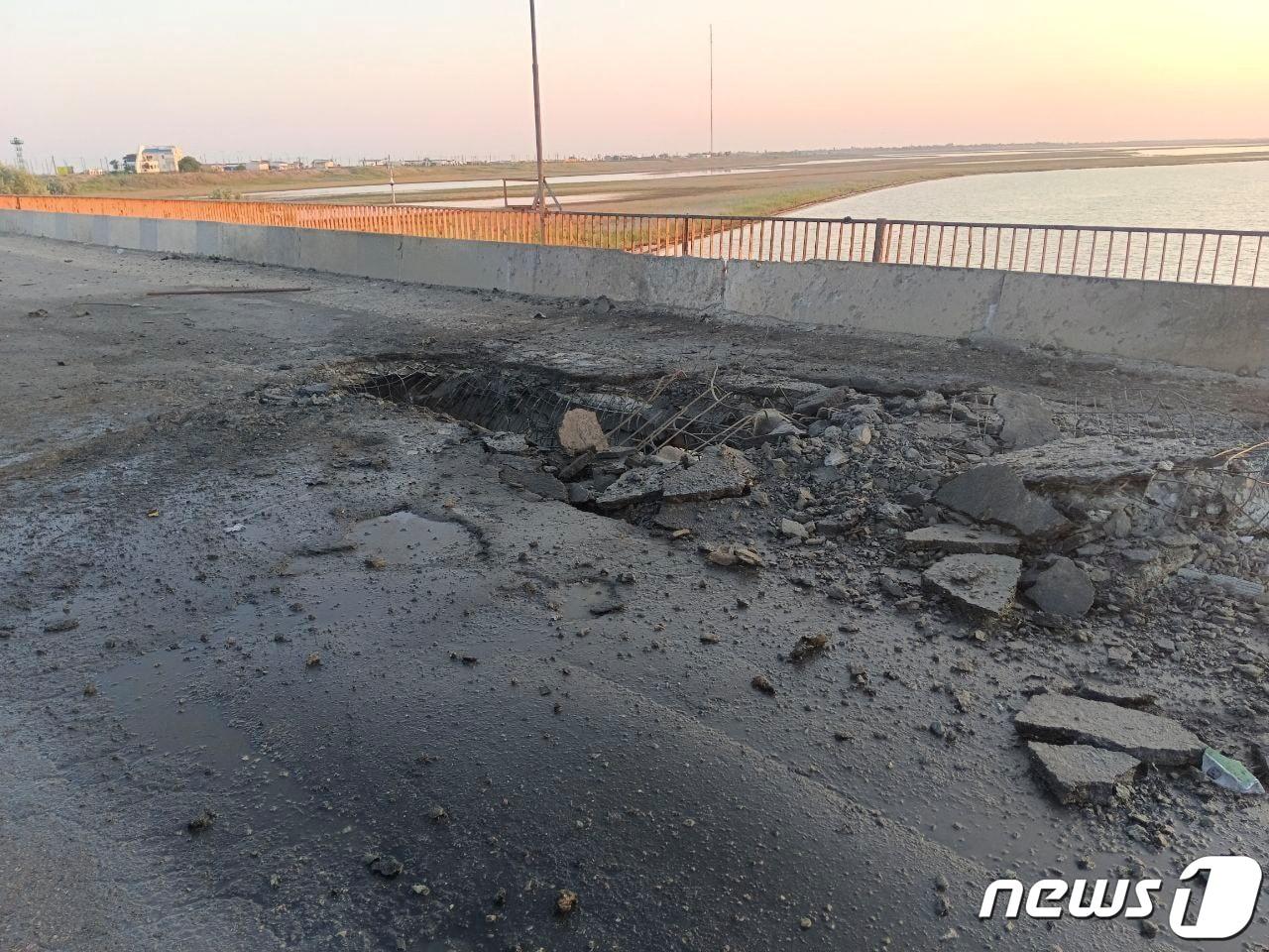 본문 이미지 - 22일&#40;현지시간&#41; 우크라이나 헤르손과 러시아가 병합한 크림반도를 연결하는 촌가르 교량이 우크라이나 군의 영국 제 &#39;스톰 섀도&#39; 순항 미사일 공격을 받아 파손된 모습이 보인다. 2023.6.22 ⓒ 로이터=뉴스1 ⓒ News1 우동명 기자