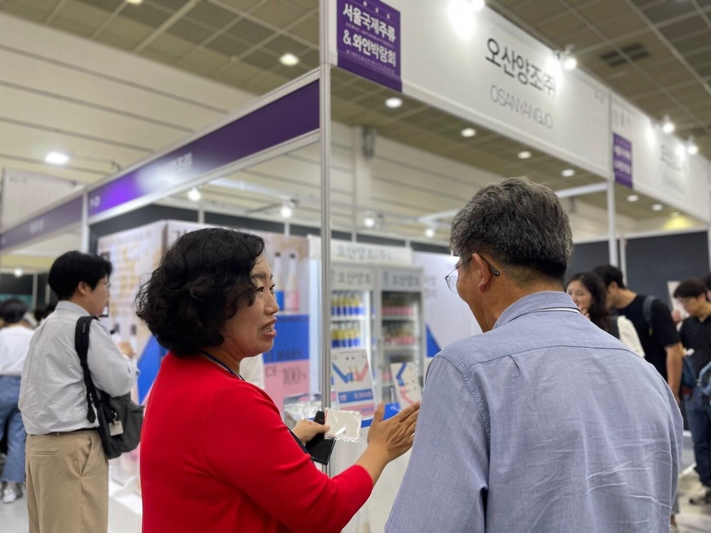 본문 이미지 - 경기도의회 국민의힘 곽미숙 대표의원(왼쪽)이 22일 ‘서울국제주류&와인 박람회’를 찾아 도내 전통주 업체들을 응원했다.(경기도의회 국민의힘 제공)/