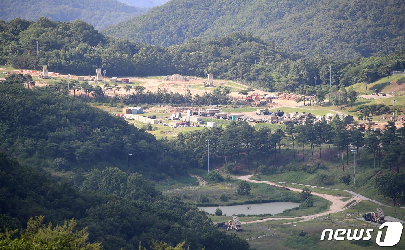 본문 이미지 - 22일 오후 경북 성주군 주한미군 고고도미사일방어체계(THAAD·사드) 기지에 발사대가 기지 상공을 향해 세워져 있다. 이날 국방부는 사드 기지에 대한 환경영향평가가 마무리됨에 따라 환경부와 필요한 후속 조치를 통해 사드 기지 정상 운영을 위한 막바지 준비를 해나갈 것이라고 22일 밝혔다. 2023.6.22/뉴스1 ⓒ News1 공정식 기자