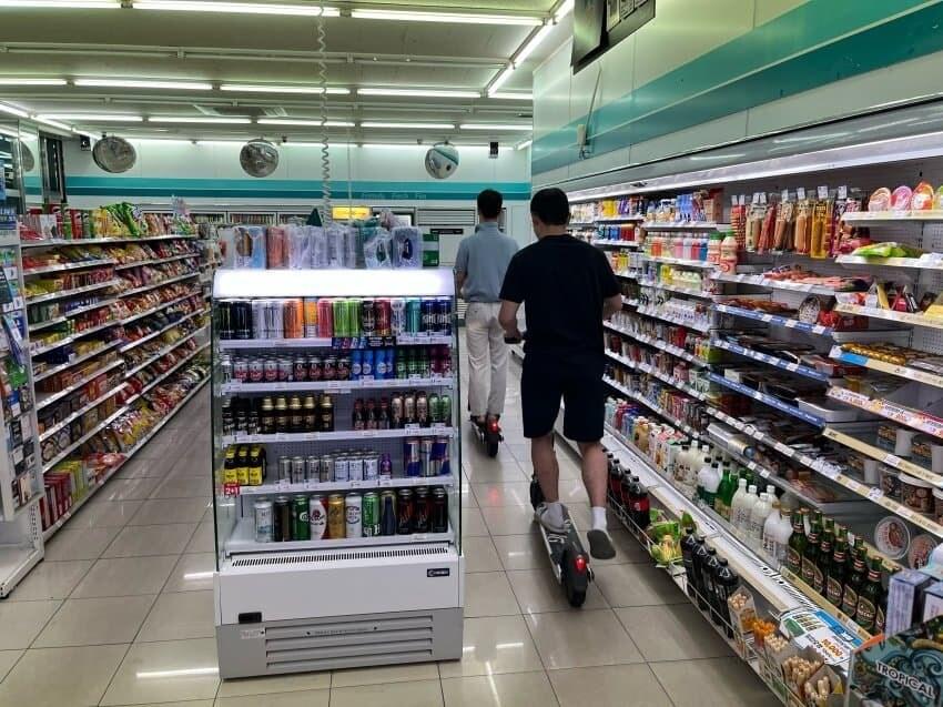 본문 이미지 - 편의점 내에서 전동킥보드를 타고 활보한 주취자 두 명. (디시인사이드 '편의점 갤러리')