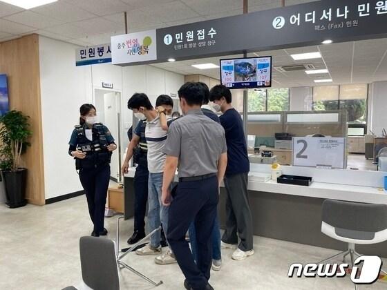 본문 이미지 -  23일 충북 충주시는 휴대용 보호장비를 활용해 악성 민원에 대처한다고 밝혔다. 사진은 지난해 모의훈련 모습.(충주시 제공)2023.6.23/뉴스1