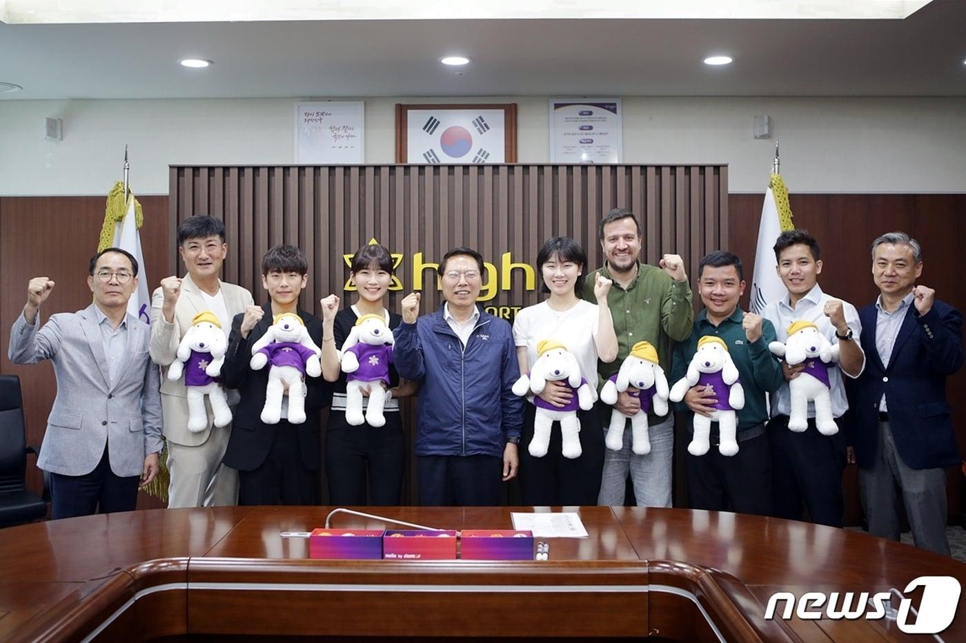 하이원리조트에 방문한 소속 선수들이 이삼걸 대표이사(사진중앙)와 기념사진을 촬영하고 있다(하이원리조트 제공)