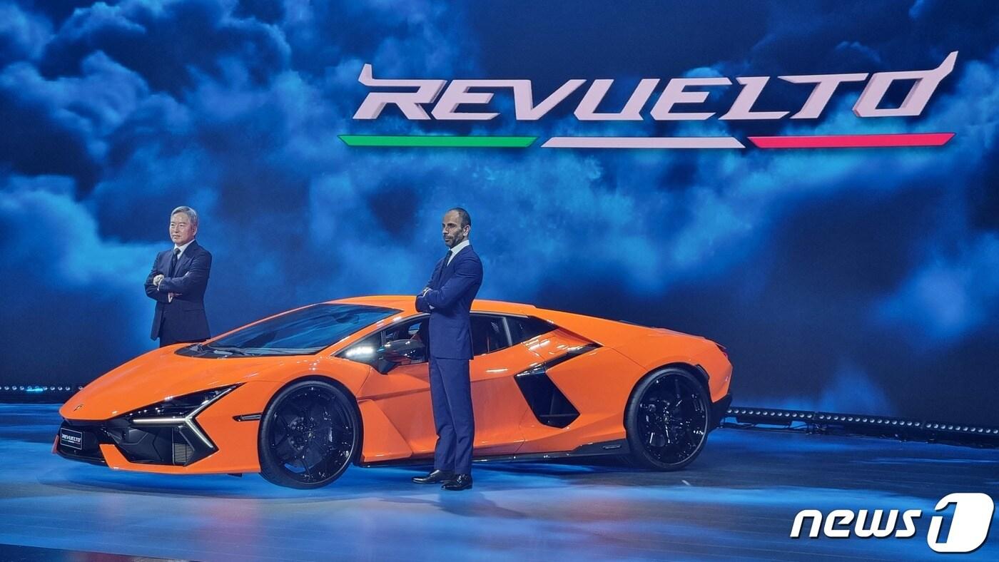 람보르기니 레부엘토 미디어런칭 행사장에서 프란체스코 스카르다오니 오토모빌리 람보르기니 아태지역 총괄과 김종복 람보르기니 서울 대표가 기념촬영을 하고 있다. ⓒ News1 이형진 기자