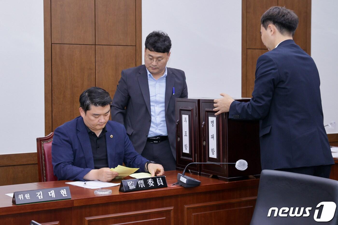 본문 이미지 - 류종우 대구시의원이 기획행정위원들의 '수성구와 달성군의 관할구역 경계변경 조정 신청 동의안'에 대한 표결에 따른 검표를 하고 있다.(대구시의회 제공)