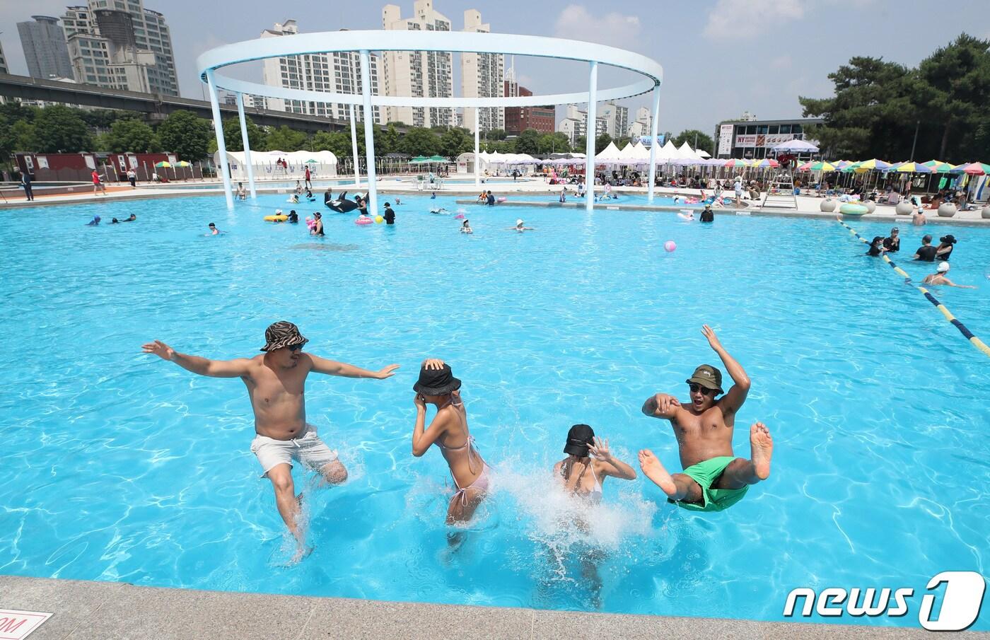 본문 이미지 - 23일 오후 서울 광진구 뚝섬 한강공원 수영장을 찾은 시민들이 물놀이를 즐기고 있다. 서울시는 이날부터 8월20일까지 뚝섬, 광나루, 여의도, 잠원 한강 야외수영장과 양화, 난지 물놀이장을 운영한다. 2023.6.23/뉴스1 ⓒ News1 구윤성 기자