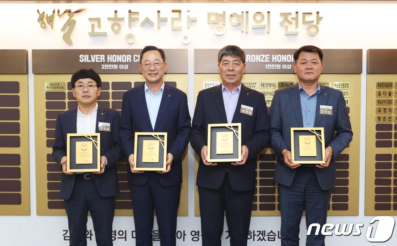 본문 이미지 - 해남군은 지난 22일 고향사랑 명예의 전당 헌액식을 개최했다. (해남군 제공)/뉴스1 