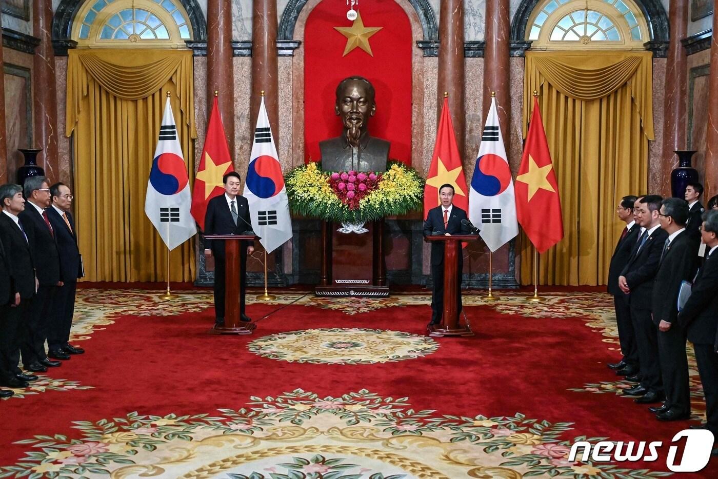 윤석열 대통령이 지난 6월23일 베트남 하노이 주석궁에서 보 반 트엉 국가주석과 공동 언론 발표를 하고 있다. ⓒ AFP=뉴스1