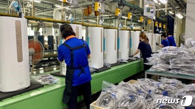 본문 이미지 -  파세코 창문형에어컨 공장 생산라인 모습&#40;파세코 제공