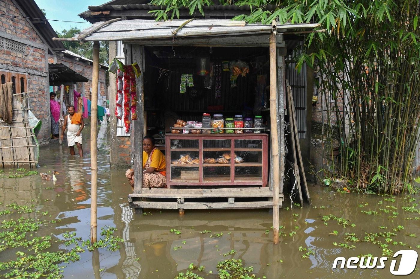 인도 북부 아삼주&#40;州&#41;를 강타한 폭우로 홍수가 발생한 모습. 23.06.22 ⓒ AFP=뉴스1 ⓒ News1 김예슬 기자